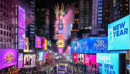 Элементы китайской культуры сияют в обратном отсчете до Нового года на Таймс-сквер в Нью-Йорке